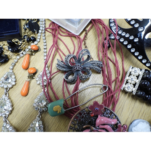 862 - A collection of vintage costume jewellery to include a three little birds brooch, items by Exquisite... 