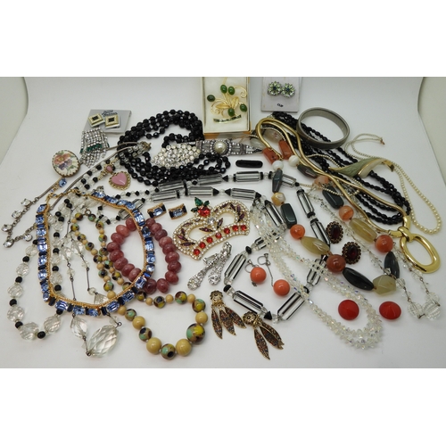 863 - A string of Art Deco glass beads, diamante crown brooch, good blue diamante necklace and earring set... 