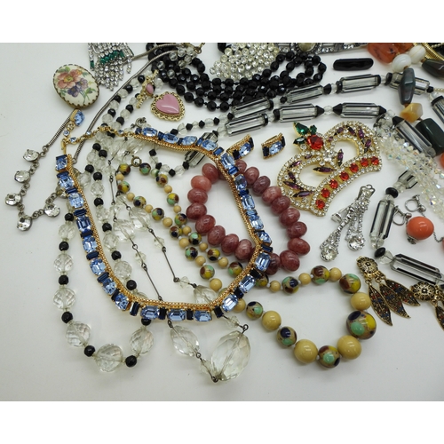 863 - A string of Art Deco glass beads, diamante crown brooch, good blue diamante necklace and earring set... 