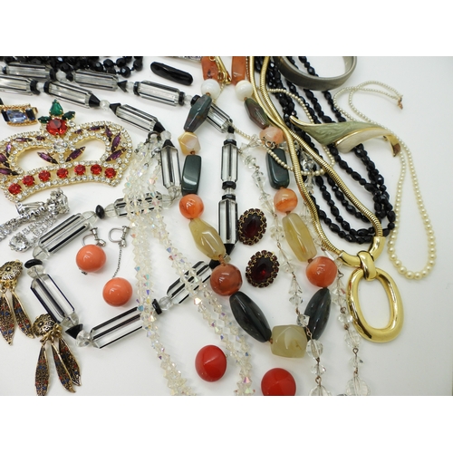 863 - A string of Art Deco glass beads, diamante crown brooch, good blue diamante necklace and earring set... 