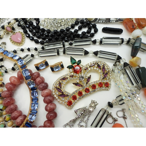 863 - A string of Art Deco glass beads, diamante crown brooch, good blue diamante necklace and earring set... 