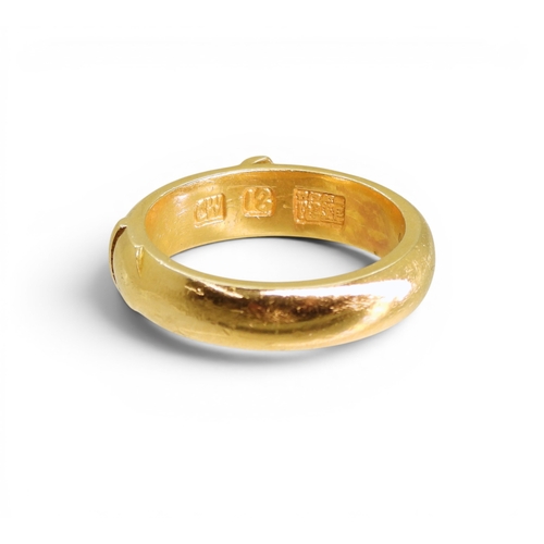 740 - A Chinese gold buckle ring, stamped '18' makers mark CW for Cumwo of Hong Kong, size N1/2, weight 9g... 