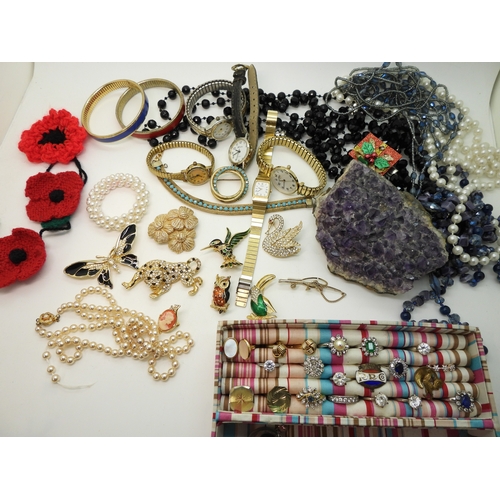 881 - A raw amethyst geode piece, a Grosse flower brooch, animal brooches to include Attwood & Sawyer ... 