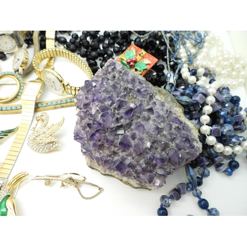 881 - A raw amethyst geode piece, a Grosse flower brooch, animal brooches to include Attwood & Sawyer ... 