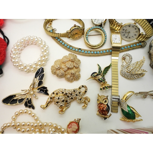 881 - A raw amethyst geode piece, a Grosse flower brooch, animal brooches to include Attwood & Sawyer ... 
