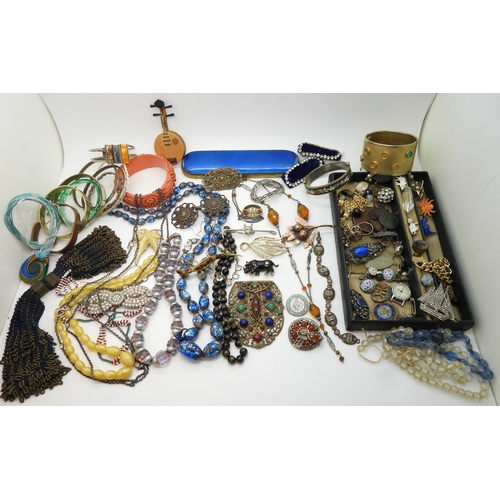 883 - A jewellery box full of vintage costume jewellery, a miser's purse, a Czech glass dress clip, good v... 