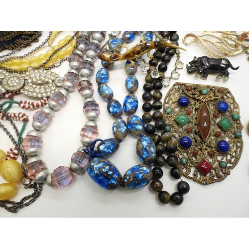 883 - A jewellery box full of vintage costume jewellery, a miser's purse, a Czech glass dress clip, good v... 