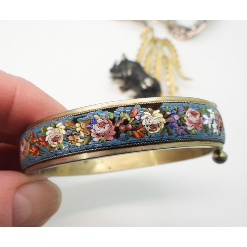 883 - A jewellery box full of vintage costume jewellery, a miser's purse, a Czech glass dress clip, good v... 