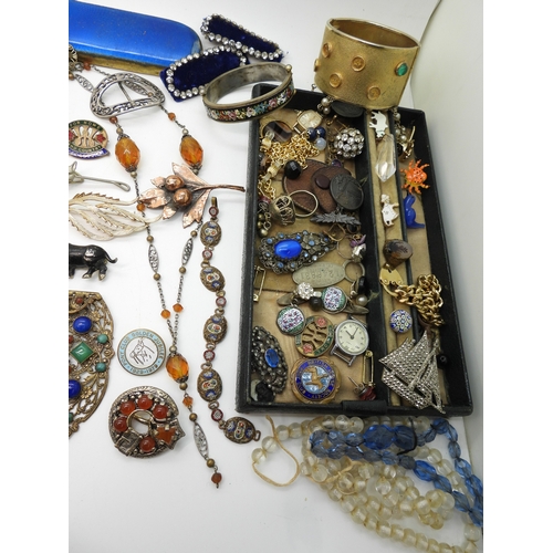 883 - A jewellery box full of vintage costume jewellery, a miser's purse, a Czech glass dress clip, good v... 