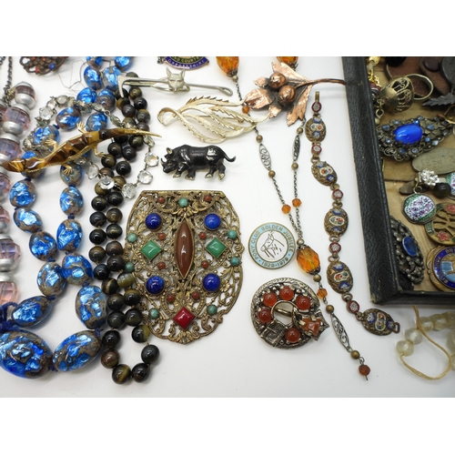 883 - A jewellery box full of vintage costume jewellery, a miser's purse, a Czech glass dress clip, good v... 