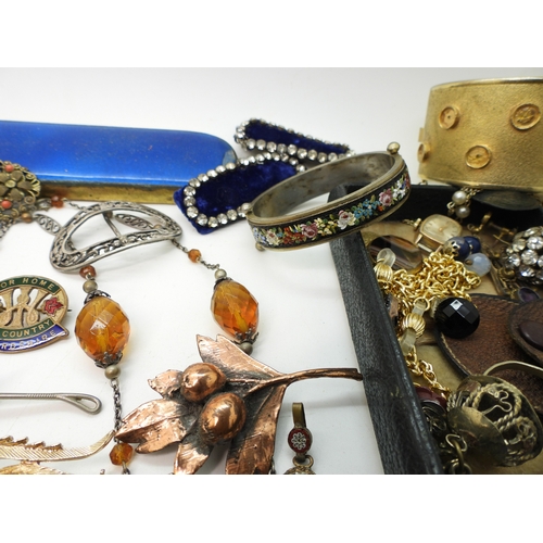 883 - A jewellery box full of vintage costume jewellery, a miser's purse, a Czech glass dress clip, good v... 