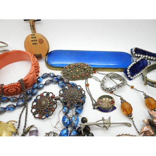 883 - A jewellery box full of vintage costume jewellery, a miser's purse, a Czech glass dress clip, good v... 