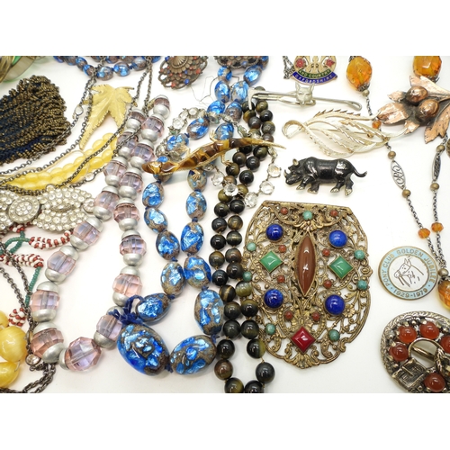 883 - A jewellery box full of vintage costume jewellery, a miser's purse, a Czech glass dress clip, good v... 