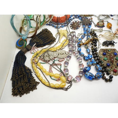 883 - A jewellery box full of vintage costume jewellery, a miser's purse, a Czech glass dress clip, good v... 