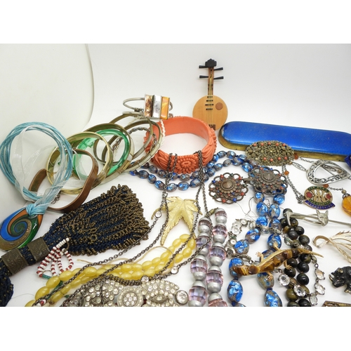 883 - A jewellery box full of vintage costume jewellery, a miser's purse, a Czech glass dress clip, good v... 