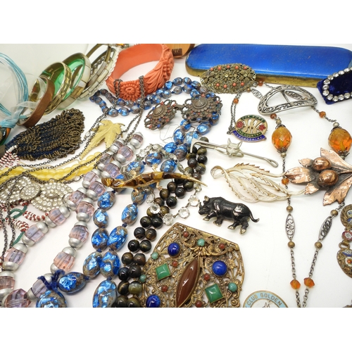 883 - A jewellery box full of vintage costume jewellery, a miser's purse, a Czech glass dress clip, good v... 