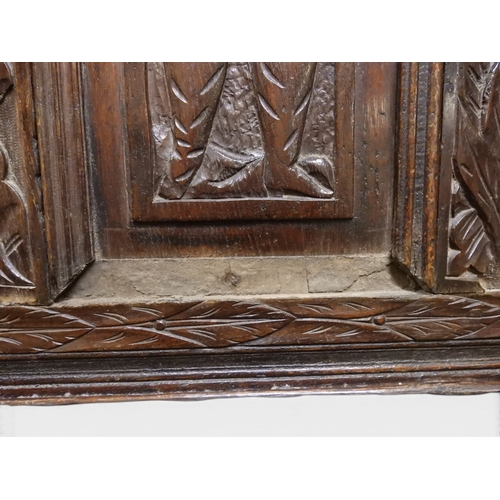 2034 - A 17TH/18TH CENTURY OAK SIX PANEL BACKED SETTLEpanelled back carved with king and men at arms surmou... 