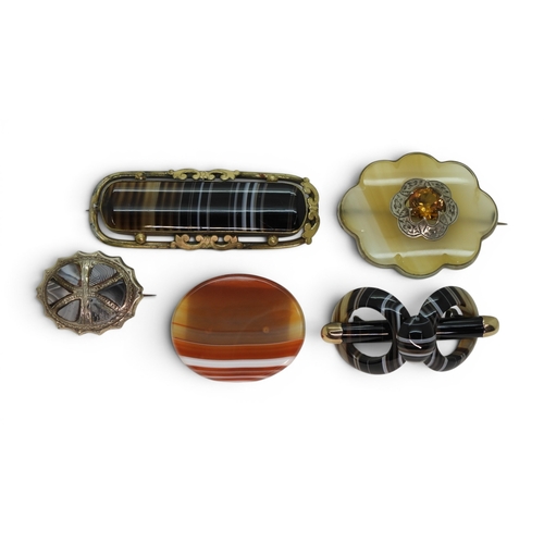 2758 - A COLLECTION OF SCOTTISH AGATE JEWELLERYto include;- a banded black, brown and white agate brooch in... 