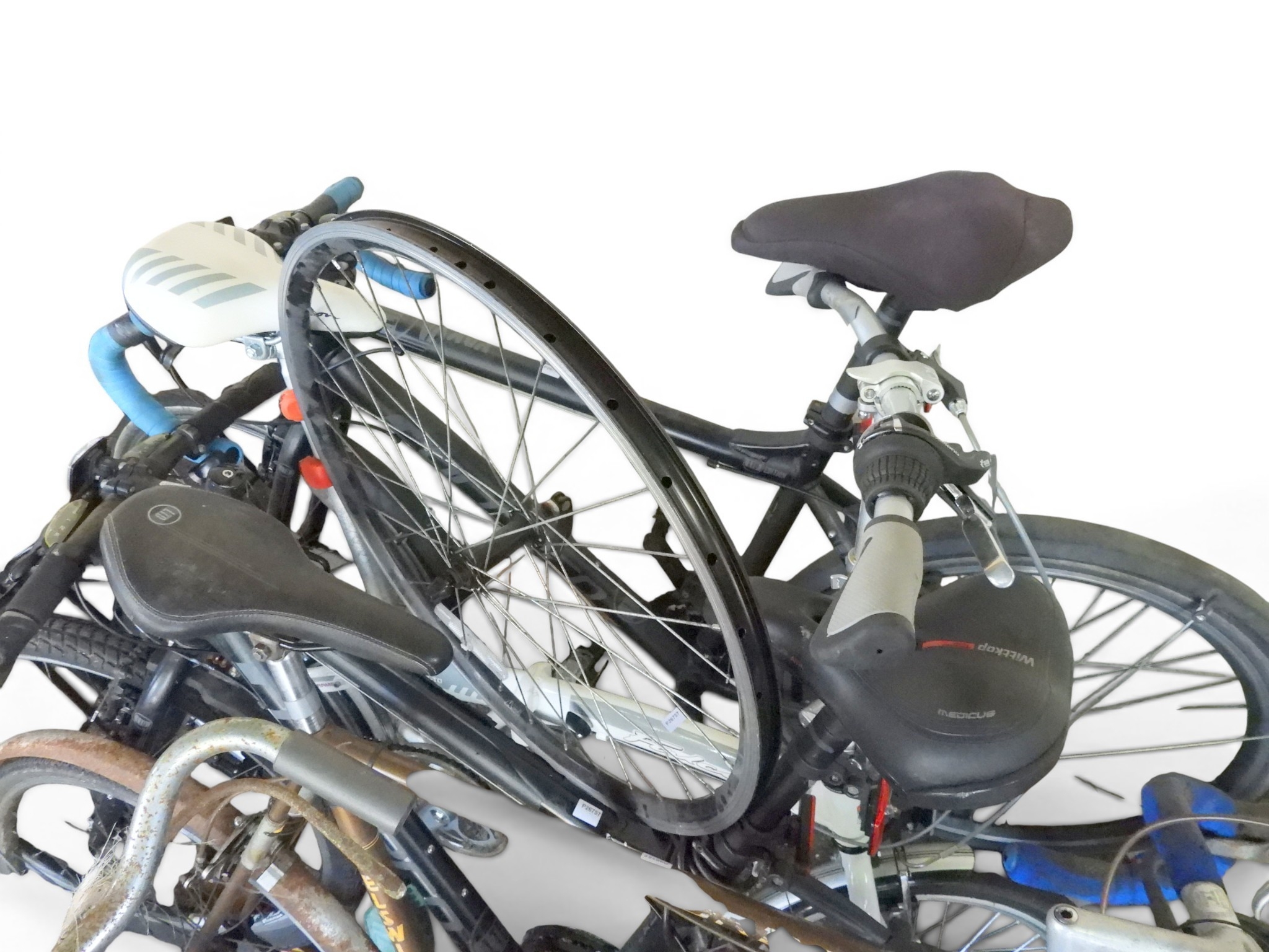 A lot of five assorted bicycles to include two Carrera examples, Falcon ...