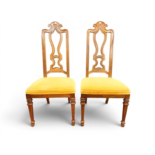 18 - A large 20th century American pecan wood Drexel Heritage dining table and chairs, extending dining t...