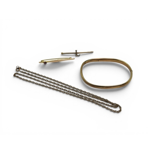 705 - A 9ct gold (af) bangle, a 56cm 9ct gold rope chain, and two 9ct brooches, set with pearl and garnet,... 