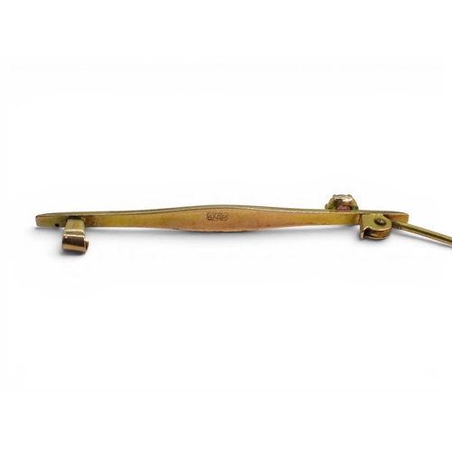 705 - A 9ct gold (af) bangle, a 56cm 9ct gold rope chain, and two 9ct brooches, set with pearl and garnet,... 