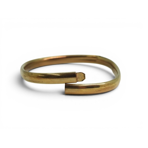 705 - A 9ct gold (af) bangle, a 56cm 9ct gold rope chain, and two 9ct brooches, set with pearl and garnet,... 