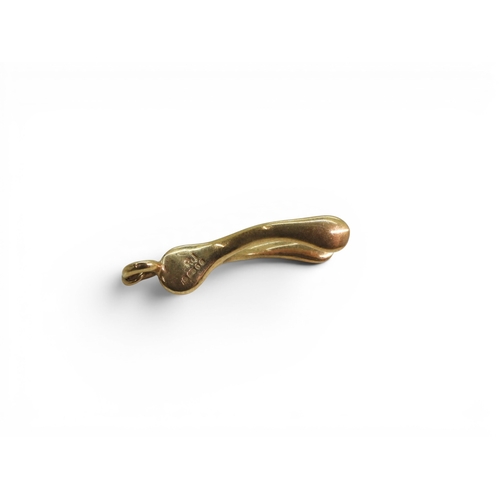 712 - A collection of 9ct gold items, a wishbone pendant, a tricolour bracelet, a 'J' pendant and a St. Ch... 