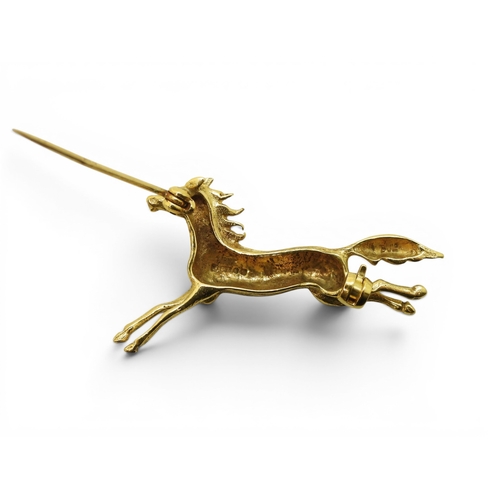 715 - A 9ct gold horse brooch, together with an Italian made  9ct gold 46cm curb chain, weight combined 7.... 