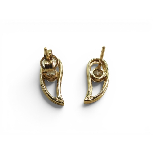 718 - 9ct items to include a cameo brooch, a locket and two pairs of earrings, weight all together 8.4gms