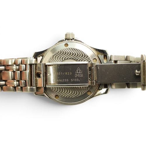 735 - A stainless steel Omega Seamaster, Automatic, Chronometer, with metallic blue wavy pattern dial, and... 