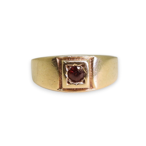 745 - A 9ct gold garnet ring, with Irish 9ct gold hallmarks, size O1/2, weight 3gms