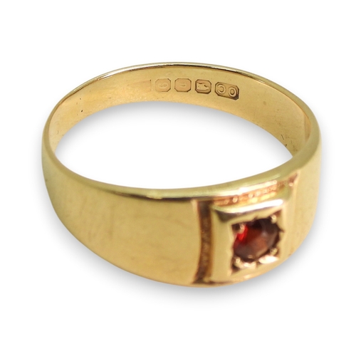 745 - A 9ct gold garnet ring, with Irish 9ct gold hallmarks, size O1/2, weight 3gms