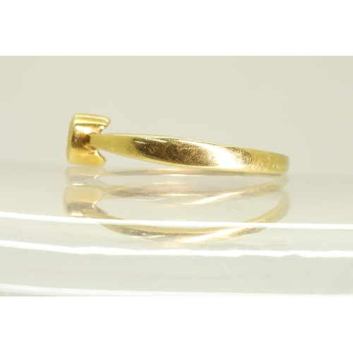 746 - An 18ct gold diamond solitaire ring, set with an estimated approx 0.08ct brilliant cut diamond, size... 