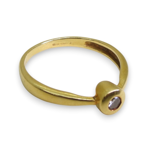 746 - An 18ct gold diamond solitaire ring, set with an estimated approx 0.08ct brilliant cut diamond, size... 