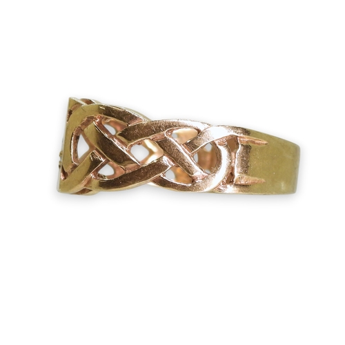 751 - A 9ct gold signet rings set with a diamond accent with celtic knotwork shoulders, size U1/2, weight ... 