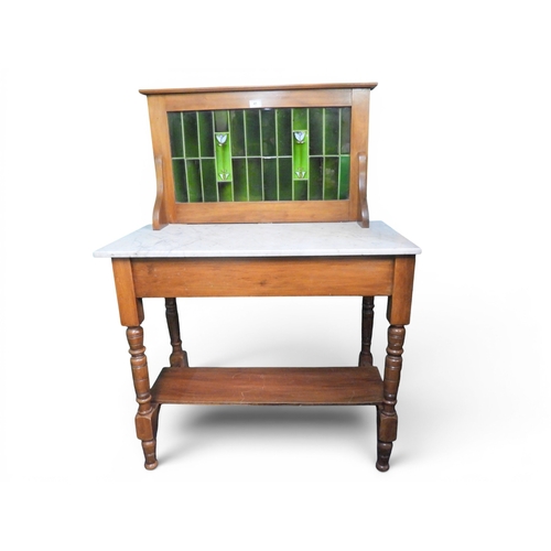41 - A lot comprising a late 19th century Arts & Crafts style tile backed marble topped wash stand, 1... 