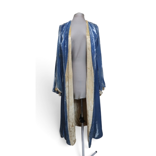 8005 - A circa 1930s pink silk velvet cape with white fox fur collar, lined with champagne satin; a blue si... 