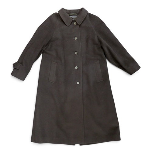 8026 - A vintage Burberry raglan coat in black wool and camel hair, lined in black viscosechest approx. 50c... 