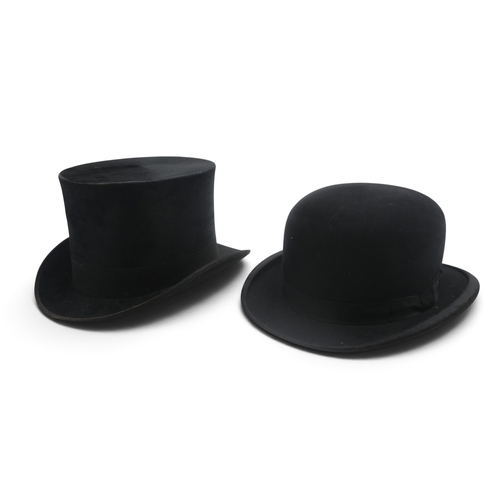 8047 - A Lincoln Bennett bowler hat of large proportions, measuring 20.6cm front-to-back internally, and 16... 