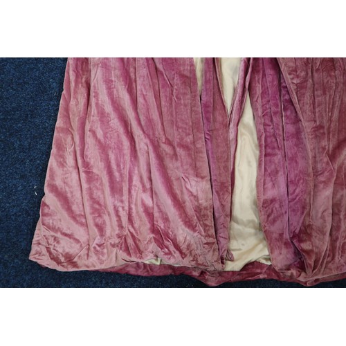 8005 - A circa 1930s pink silk velvet cape with white fox fur collar, lined with champagne satin; a blue si... 