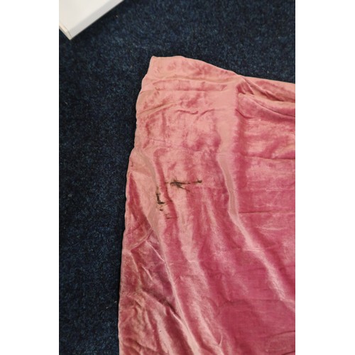8005 - A circa 1930s pink silk velvet cape with white fox fur collar, lined with champagne satin; a blue si... 