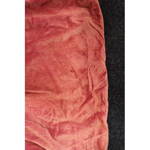 8005 - A circa 1930s pink silk velvet cape with white fox fur collar, lined with champagne satin; a blue si... 