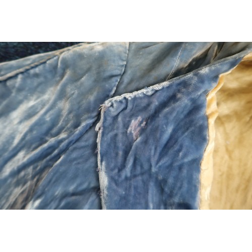 8005 - A circa 1930s pink silk velvet cape with white fox fur collar, lined with champagne satin; a blue si... 