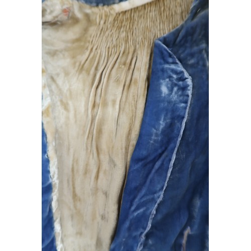 8005 - A circa 1930s pink silk velvet cape with white fox fur collar, lined with champagne satin; a blue si... 