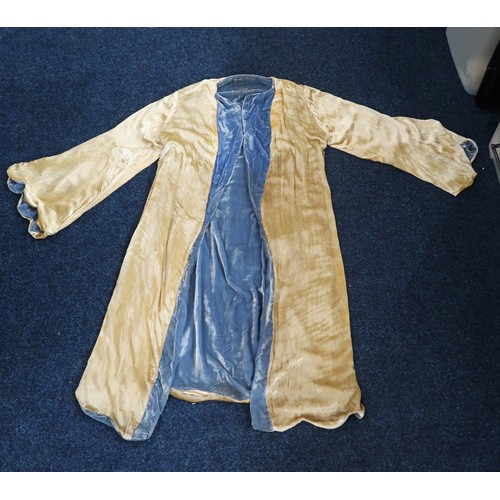 8005 - A circa 1930s pink silk velvet cape with white fox fur collar, lined with champagne satin; a blue si... 