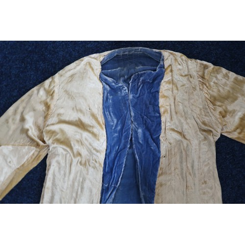8005 - A circa 1930s pink silk velvet cape with white fox fur collar, lined with champagne satin; a blue si... 