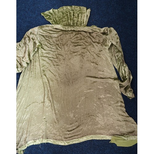 8005 - A circa 1930s pink silk velvet cape with white fox fur collar, lined with champagne satin; a blue si... 
