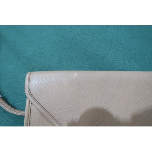 8056 - A vintage Yves Saint Laurent envelope bag in beige leather With BrandCo certificate... 