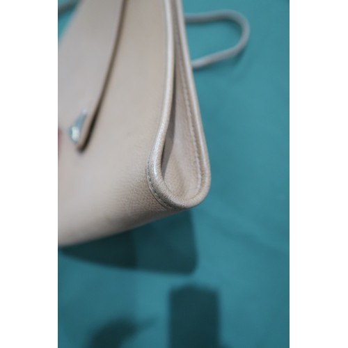 8056 - A vintage Yves Saint Laurent envelope bag in beige leather With BrandCo certificate... 